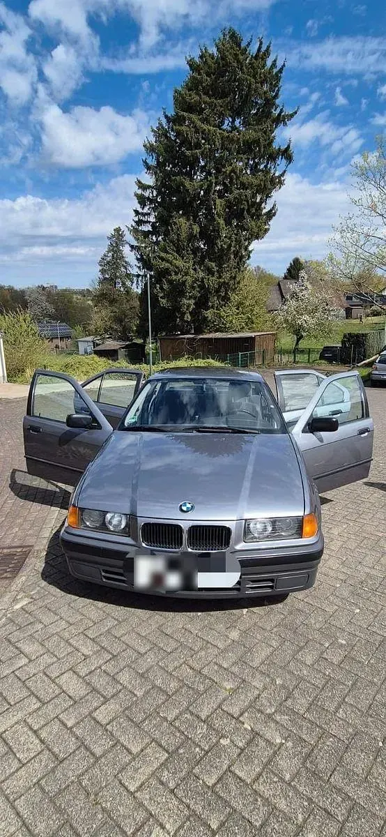 Gebraucht BMW 316 99 PS (72 kW) 1993 Grau Limousine