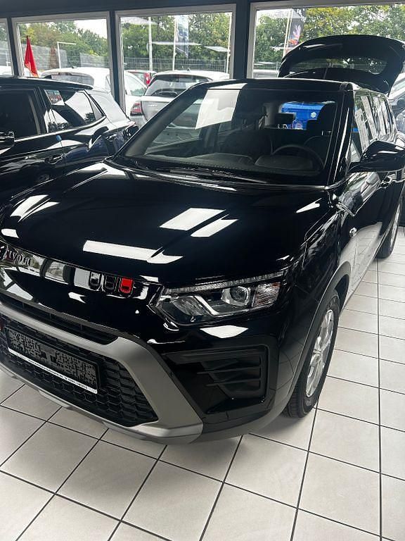 Schwarz Neu 2025 Ssangyong (KGM) Tivoli SUV | 21.990 € - Bild 1/4