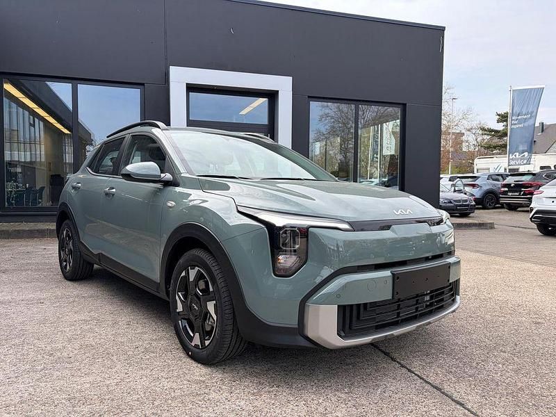 Neu Kia Stonic 101 PS (74 kW) 2026 Grün SUV