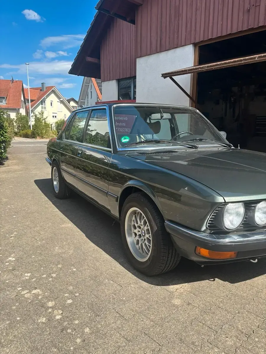 Gebraucht BMW 520 125 PS (91 kW) 1984 Grün Limousine