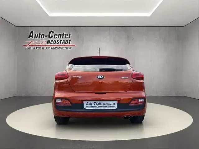 Używany Kia ProCeed Spirit 331 KM (243 kW) 2015 Pomarańczowy Hatchback