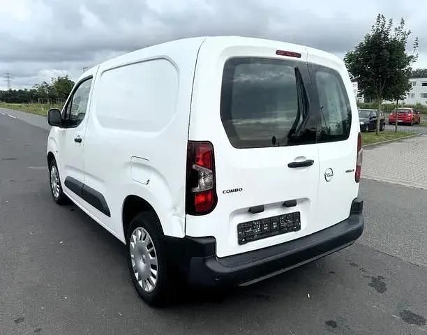 Second-hand Opel Combo 102 CP (75 kW) 2018 Alb Monovolum