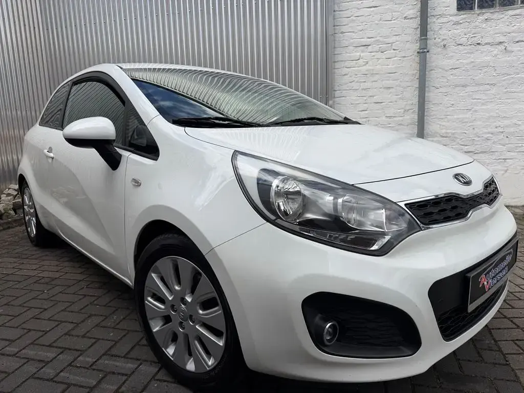 Gebraucht Kia Rio Attract 86 PS (63 kW) 2013 Weiß Limousine