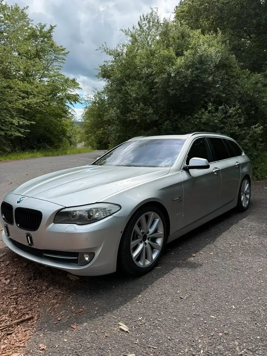 Gebraucht BMW 530 258 PS (189 kW) 2012 Silber Kombi