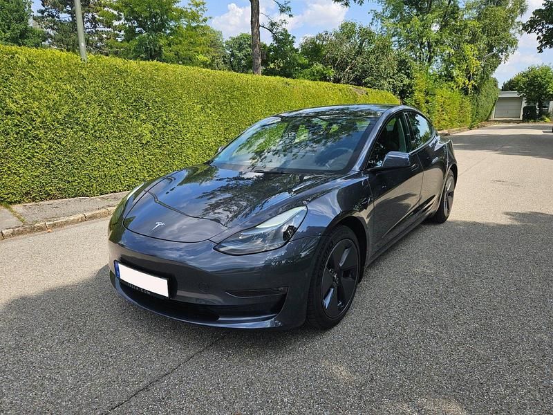 Grau Gebraucht 2022 Tesla Model 3 Long Range AWD Limousine | 31.900 € (Fairer Preis) - Bild 1/4