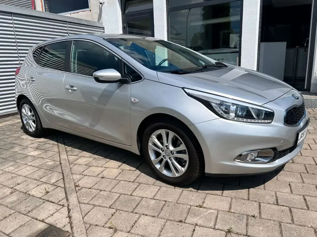 Gebraucht Kia Ceed DREAM-TEAM Edition 99 PS (72 kW) 2015 Silber Kleinwagen