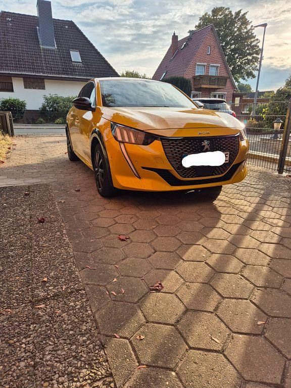 Gelb Gebraucht 2021 Peugeot e-208 GT Kleinwagen | 17.449 € (Fairer Preis) - Bild 1/4