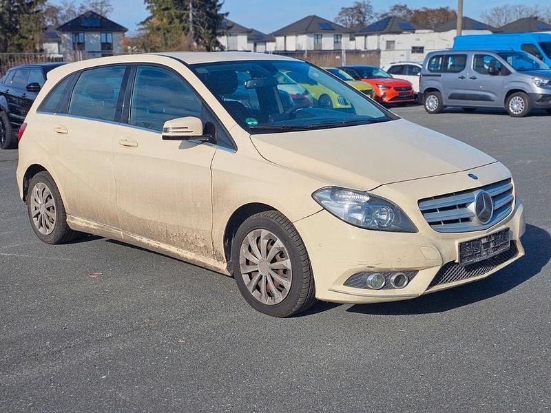 Gebraucht Mercedes B180 109 PS (80 kW) 2013 Gelb Van / Kleinbus