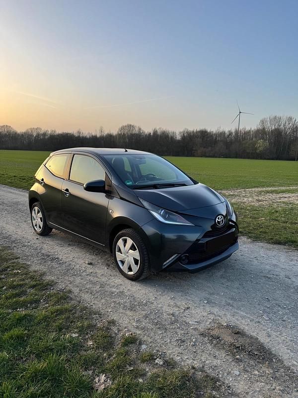 Gebraucht Toyota Aygo 72 PS (52 kW) 2015 Grau Kleinwagen