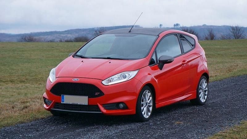Rot Gebraucht 2014 Ford Fiesta ST Kleinwagen | 8.500 € (Fairer Preis) - Bild 1/4