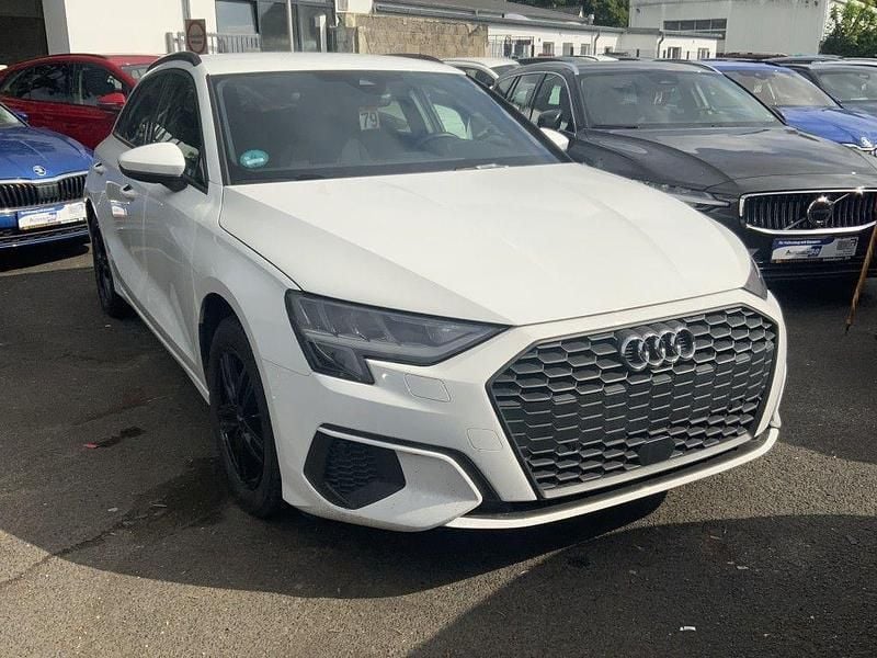 Weiß Gebraucht 2024 Audi A3 Sport Limousine | 26.900 € (Guter Preis) - Bild 1/4