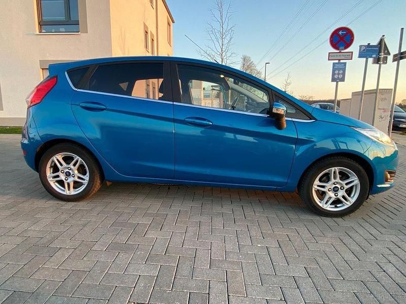 Gebraucht Ford Fiesta Titanium 125 PS (91 kW) 2013 Blau Kleinwagen