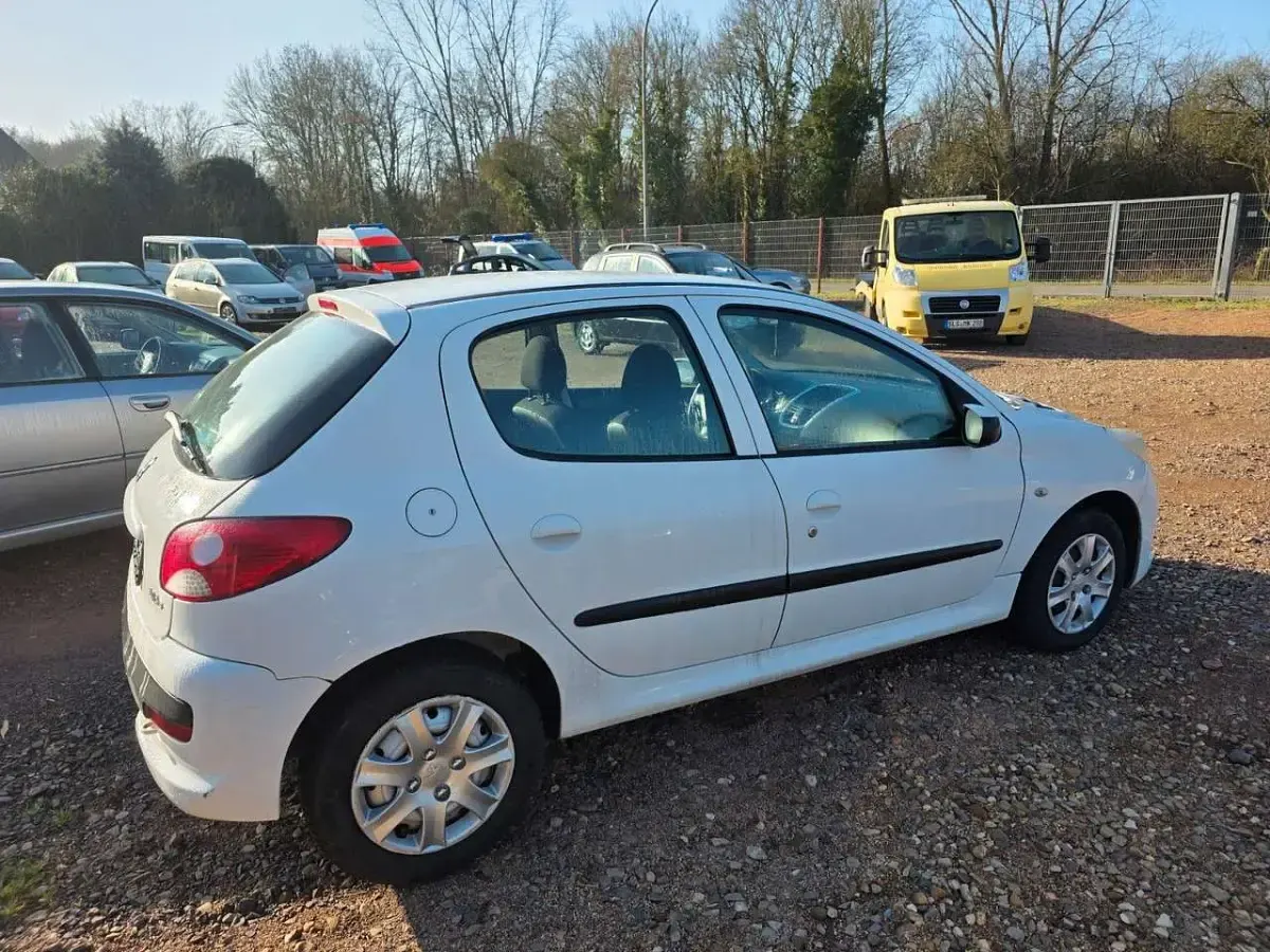 Gebraucht Peugeot 206+ Basis 75 PS (55 kW) 2010 Weiß Kleinwagen