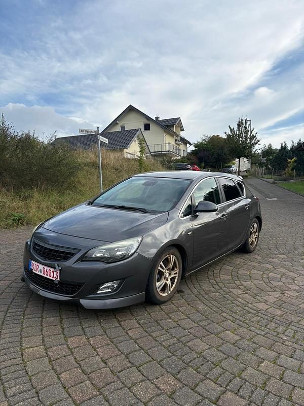Grau Gebraucht 2010 Opel Astra Limousine | 2.500 € (Superpreis) - Bild 1/4