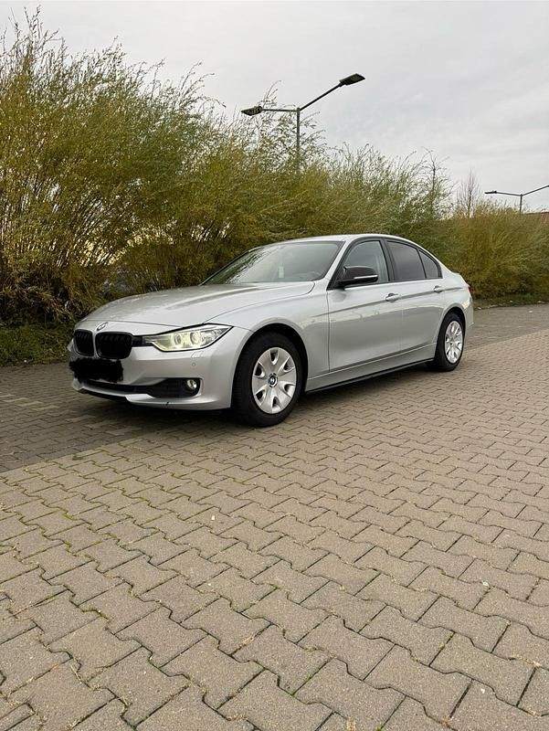 Silber Gebraucht 2013 BMW 318 Limousine | 8.500 € (Guter Preis) - Bild 1/4
