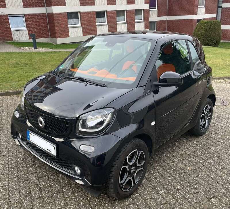 Schwarz Gebraucht 2015 Smart ForTwo Coupé Passion Kleinwagen | 8.200 € (Etwas zu teuer) - Bild 1/4