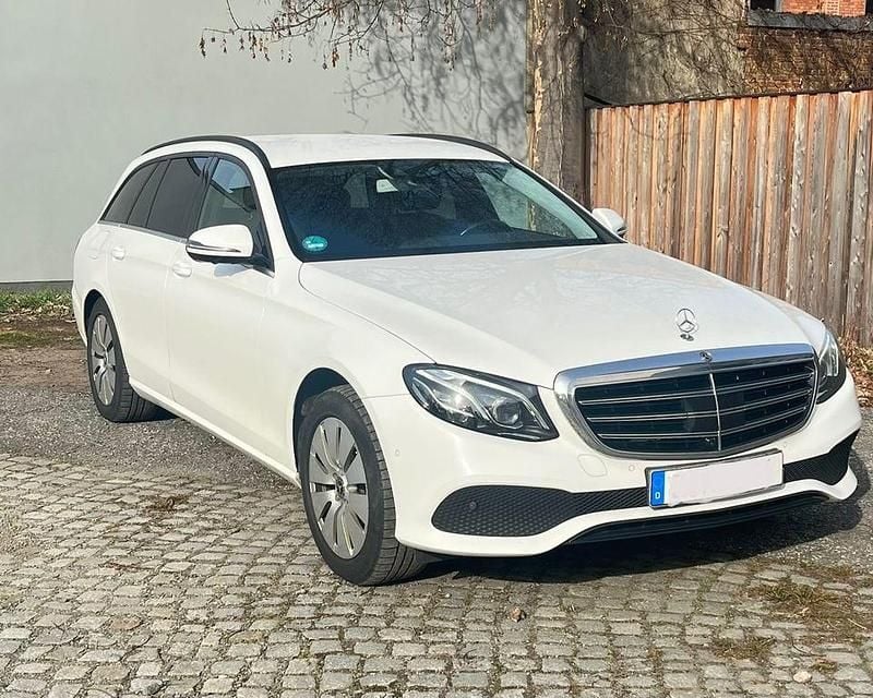 Gebraucht Mercedes E220 194 PS (142 kW) 2018 Weiß Limousine