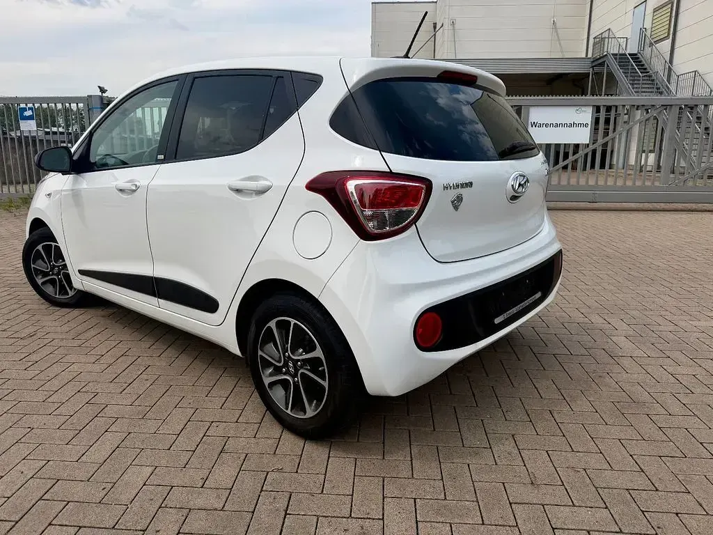 Gebraucht Hyundai i10 Passion 67 PS (49 kW) 2018 Weiß Kleinwagen