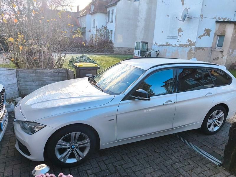 Weiß Gebraucht 2015 BMW 318 Sport Line Kombi | 8.250 € (Fairer Preis) - Bild 1/4