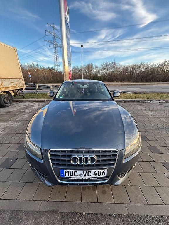 Grau Gebraucht 2009 Audi A5 Coupé | 9.000 € (Etwas zu teuer) - Bild 1/4