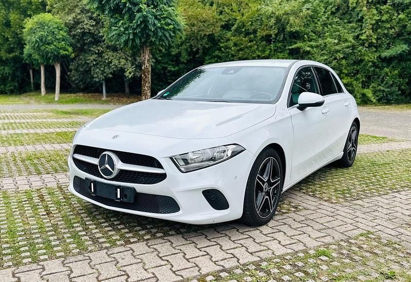 Weiß Gebraucht 2018 Mercedes A180 Business Limousine | 18.899 € (Fairer Preis) - Bild 1/4