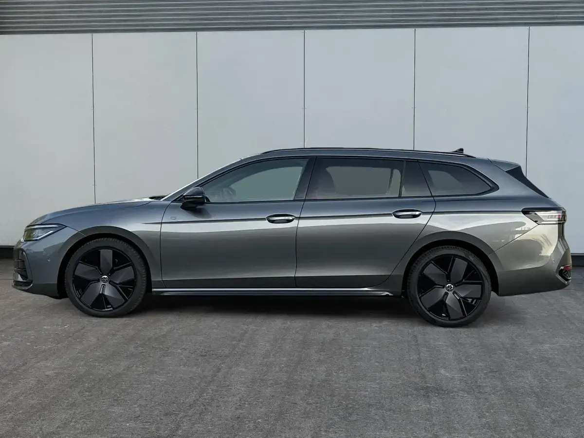 Neu VW Passat R-line 193 PS (141 kW) 2025 Diabasgrau metallic Kombi