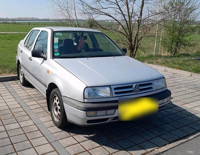 Second-hand VW Vento 90 CP (66 kW) 1994 Argintiu Berlinǎ