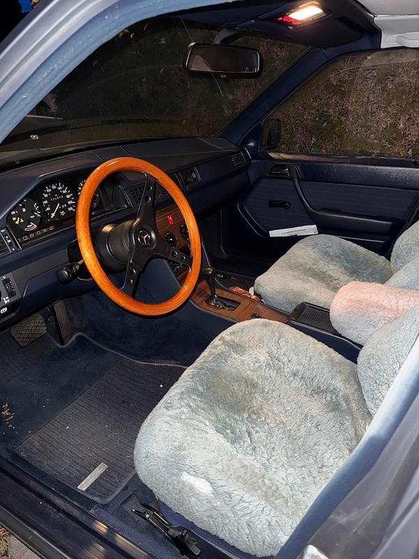 Gebraucht Mercedes E230 132 PS (97 kW) 1987 Grau Limousine