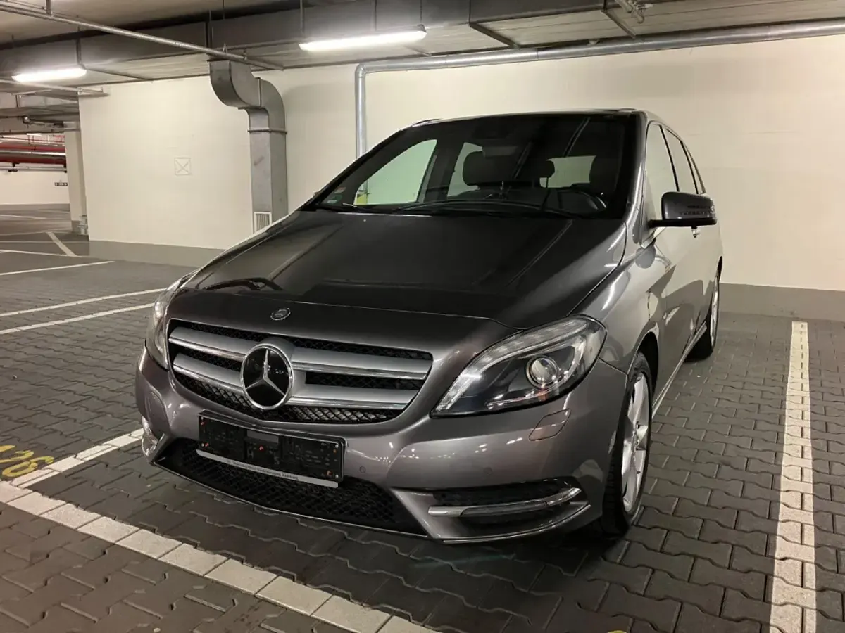 Gebraucht Mercedes B180 Sport 109 PS (80 kW) 2015 Grau Kleinwagen