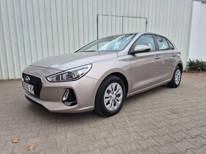 Silber Gebraucht 2018 Hyundai i30 Select Limousine | 11.799 € (Guter Preis) - Bild 1/4