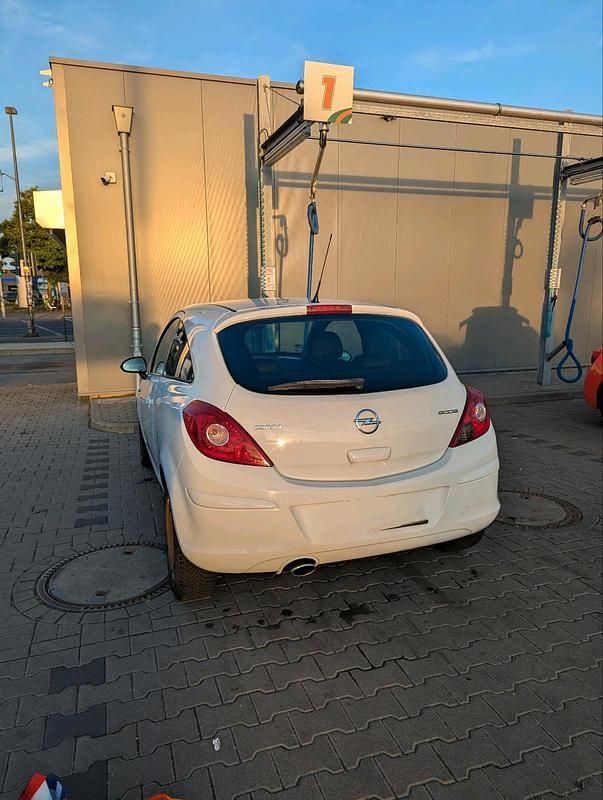 Weiß Gebraucht 2012 Opel Corsa Kleinwagen | 1.500 € (Superpreis) - Bild 1/4