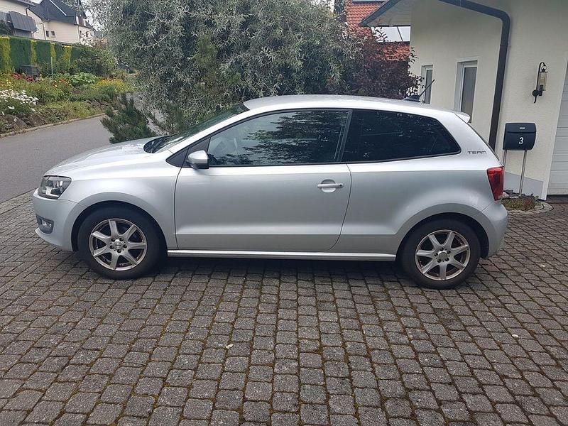 Silber Gebraucht 2010 VW Polo Team Kleinwagen | 4.300 € (Fairer Preis) - Bild 1/4