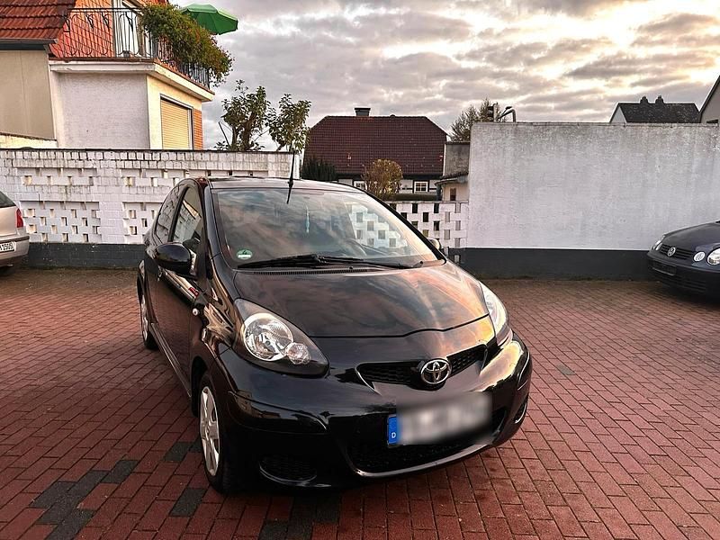Gebraucht Toyota Aygo 68 PS (50 kW) 2011 Schwarz Kleinwagen