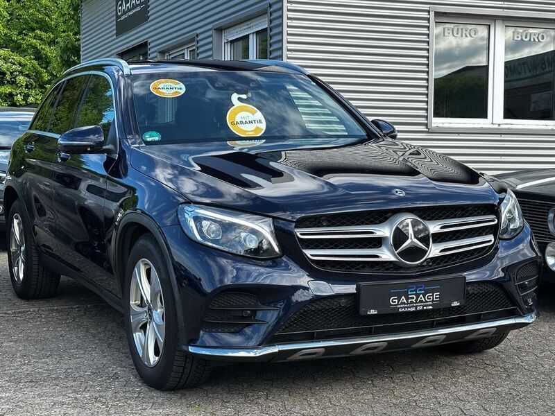 Blau Gebraucht 2019 Mercedes GLC250 AMG line SUV | 27.200 € (Guter Preis) - Bild 1/4