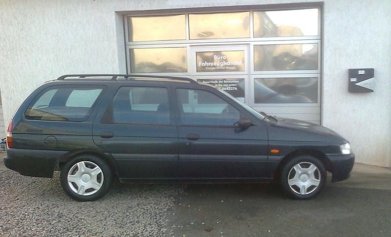 Gebraucht Ford Escort 90 PS (66 kW) 1996 Grün Kombi