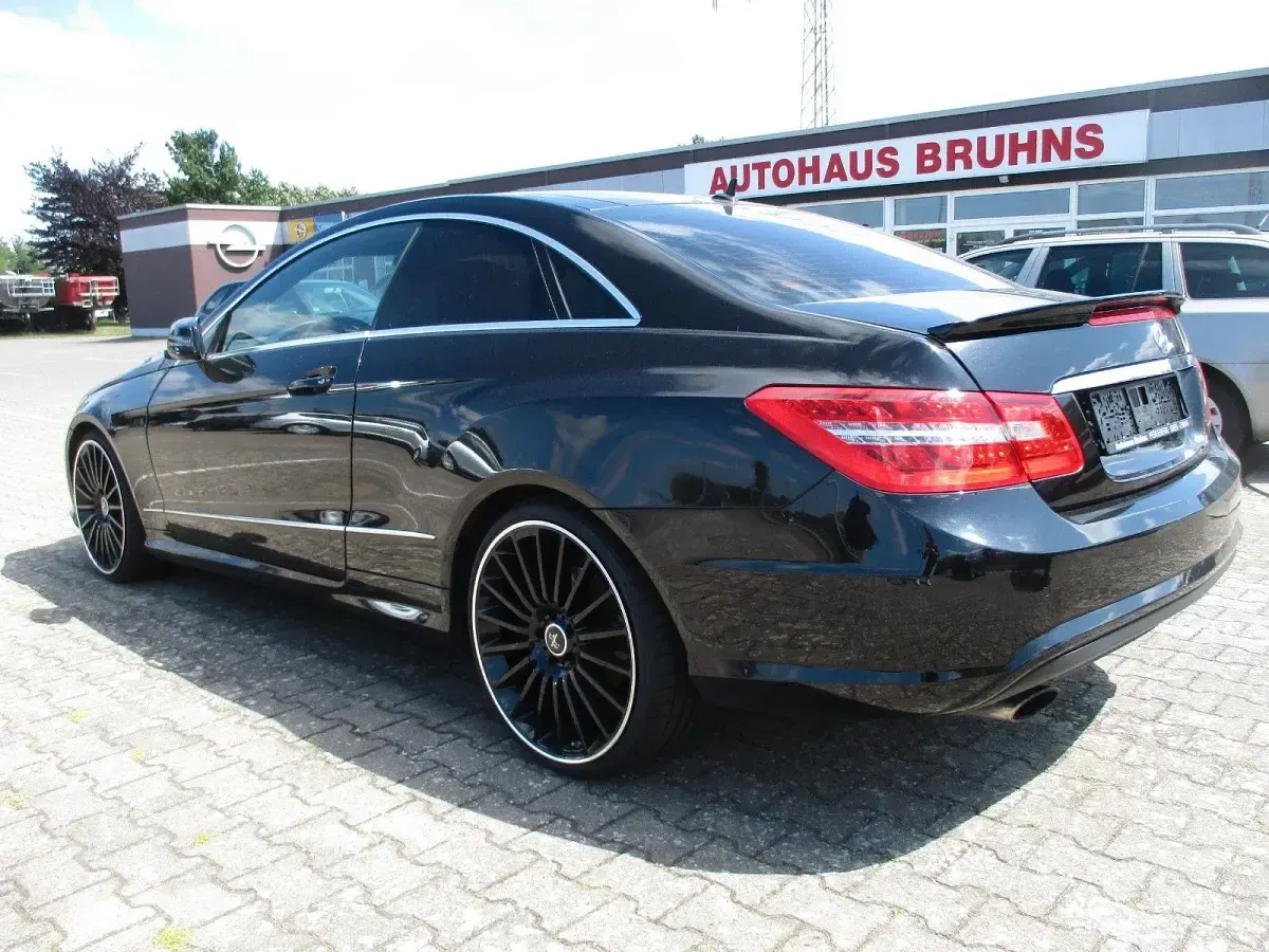 Gebraucht Mercedes E350 AMG line 265 PS (194 kW) 2012 Schwarz Coupé