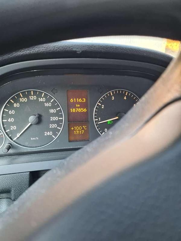 Gebraucht Mercedes A160 Elegance 95 PS (69 kW) 2011 Grau Limousine