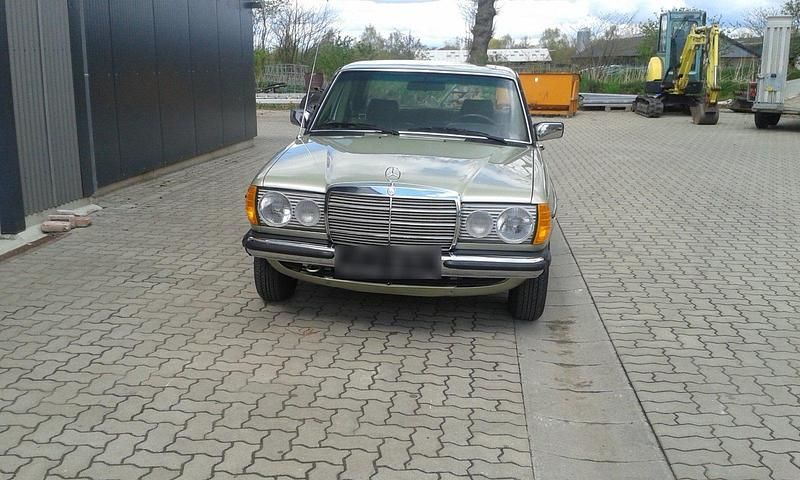 Gebraucht Mercedes E230 136 PS (100 kW) 1981 Grün Limousine
