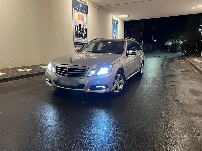 Silber Gebraucht 2010 Mercedes E250 Avantgarde Kombi | 6.250 € (Etwas zu teuer) - Bild 1/4