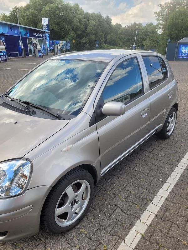 Grau Gebraucht 2005 Toyota Yaris Kleinwagen | 2.200 € (Fairer Preis) - Bild 1/4