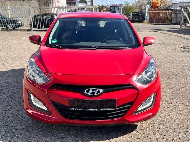 Gebraucht Hyundai i30 99 PS (72 kW) 2012 Rot Limousine