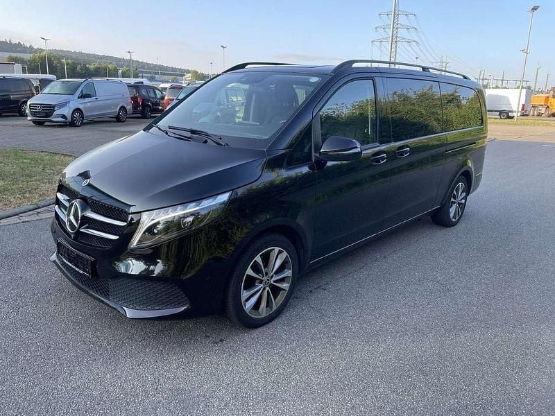 Schwarz Gebraucht 2023 Mercedes V300 Avantgarde Van / Kleinbus | 58.878 € (Guter Preis) - Bild 1/4