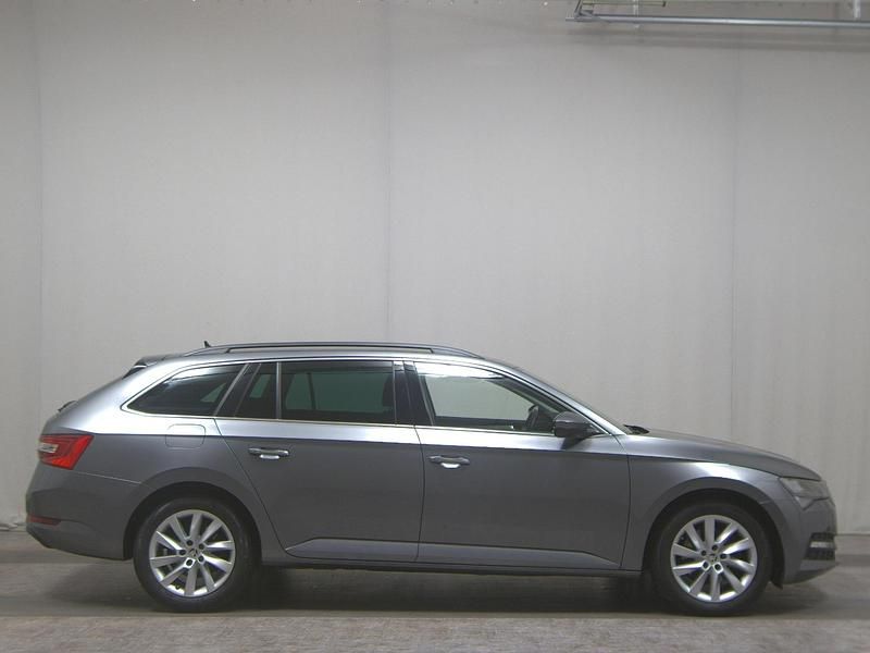 Grau Gebraucht 2022 Skoda Superb Ambition Kombi | 20.480 € (Superpreis) - Bild 1/4
