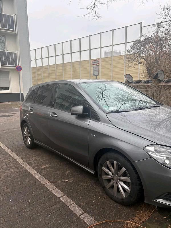 Gebraucht Mercedes 180 122 PS (89 kW) 2012 Grau Limousine