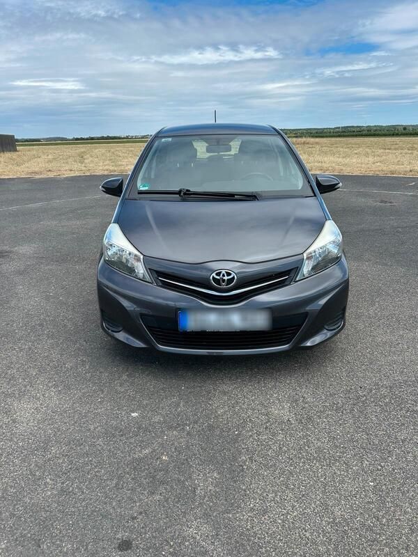 Grau Gebraucht 2014 Toyota Yaris Kleinwagen | 5.700 € (Fairer Preis) - Bild 1/4