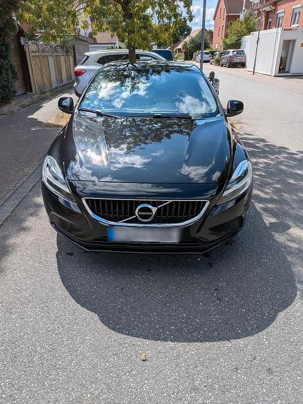 Schwarz Gebraucht 2017 Volvo V40 Momentum Kombi | 14.450 € (Fairer Preis) - Bild 1/4