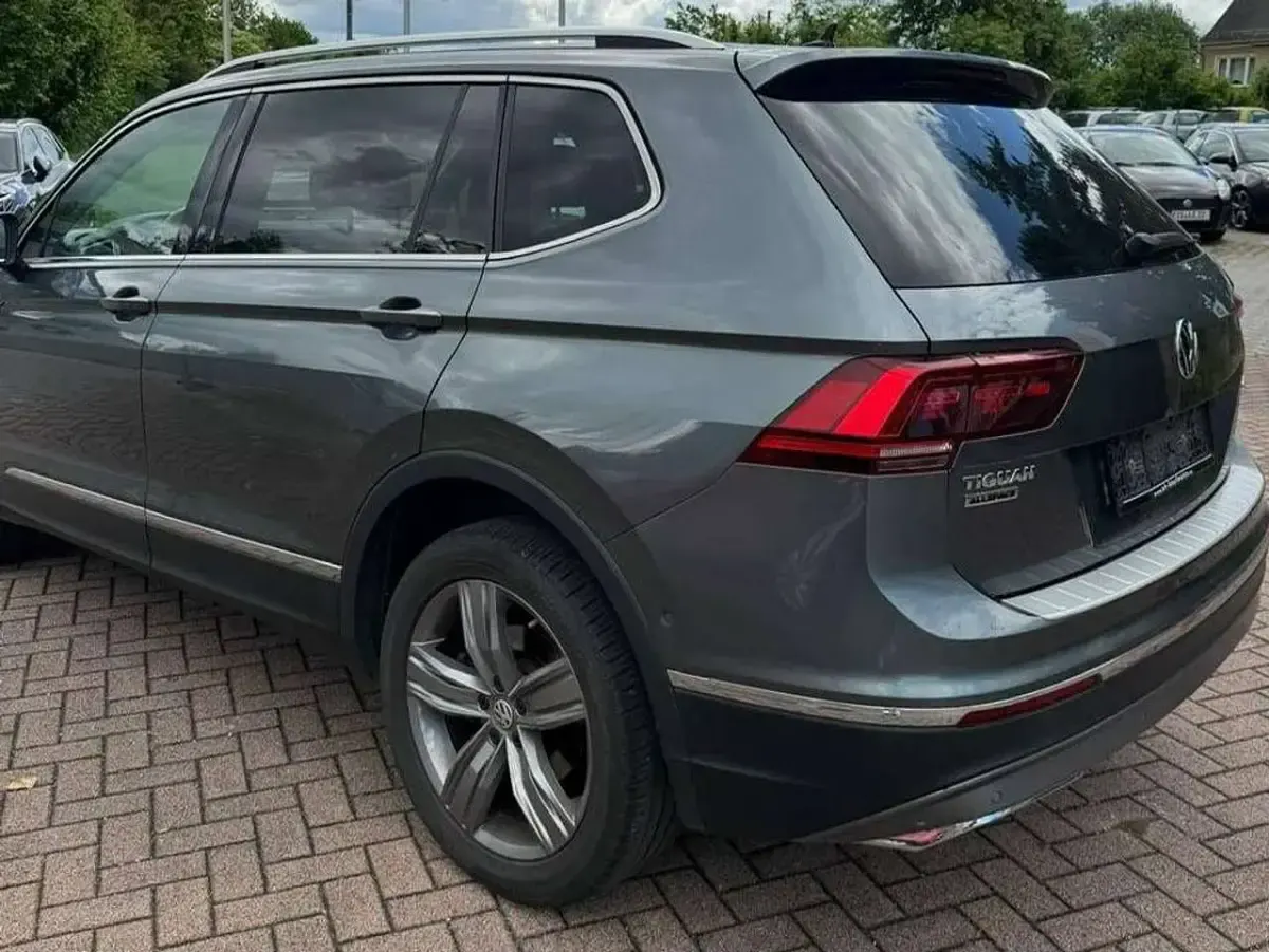 Gebraucht VW Tiguan Allspace Highline 239 PS (175 kW) 2018 Platinum grey metallic SUV