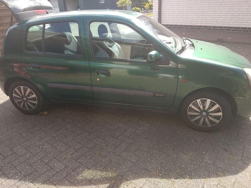 Grün Gebraucht 2001 Renault Clio II Authentique Limousine | 999 € (Fairer Preis) - Bild 1/4