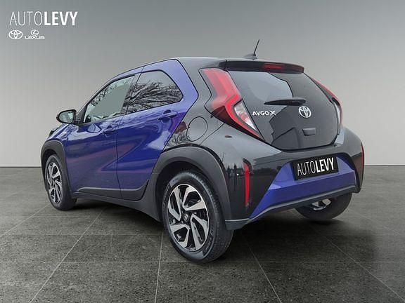 Gebraucht Toyota Aygo X Comfort 72 PS (52 kW) 2022 Juniper blue metallic/ night sky black SUV