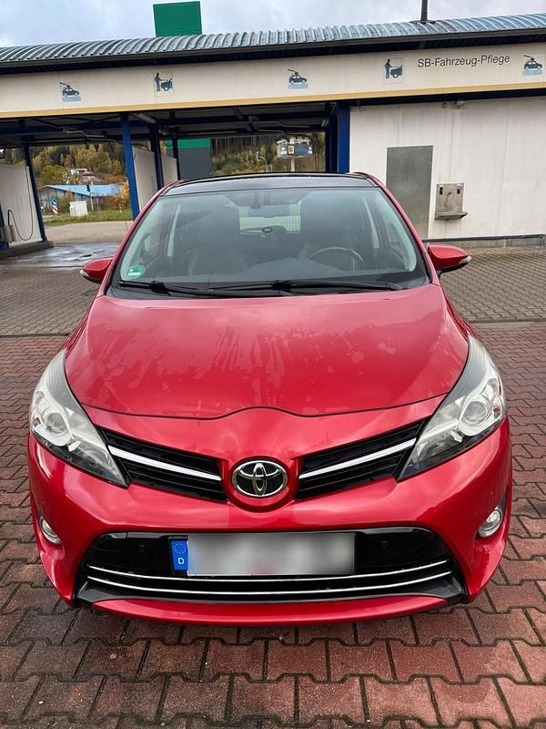 Rot Gebraucht 2013 Toyota Verso Van / Kleinbus | 10.000 € - Bild 1/4